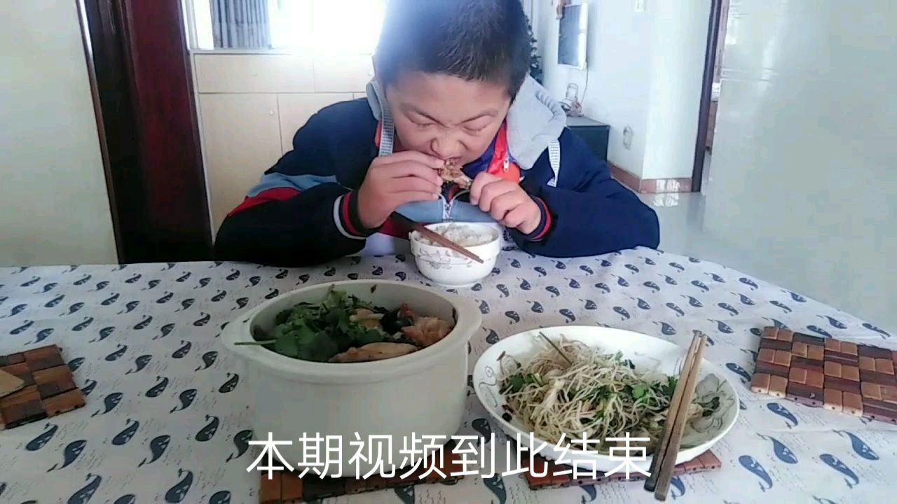 小韩要从乡下回市里,问农户买2只鸡才60块,木耳烧鸡小朋友最爱吃