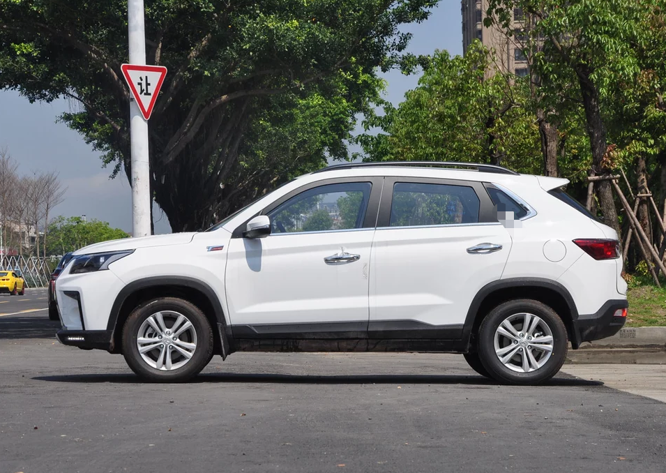 外观非常炫酷,车身也很让人喜欢,这款北汽幻速s5你喜欢吗?