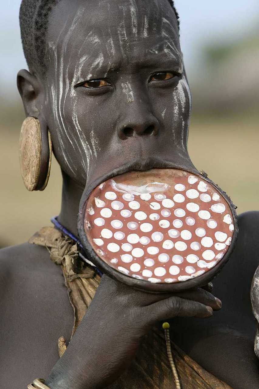 全勤创作局#非洲埃塞俄比亚的唇盘族部落,以唇盘为美,越大越美,男怂