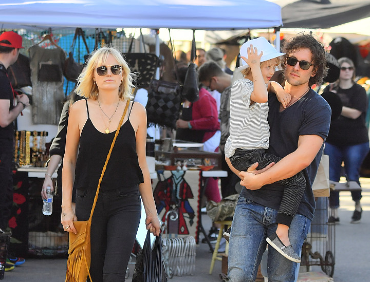 玛琳·阿克曼与老公轮流带娃欢乐多,唐纳利抱继子玩亲亲超有爱