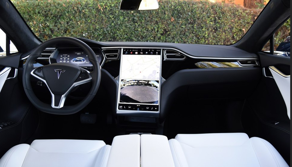 model s整体的内饰很休闲很运动,中控台的设计也是比较漂亮的,内饰