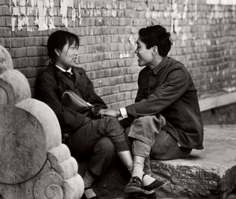 1985年,北京故宫里的情侣,他们还相对保守,坐也保持一定距离