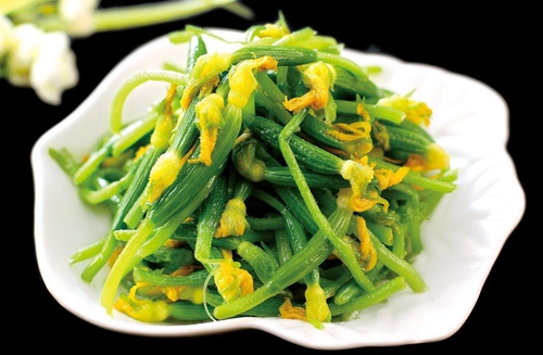 婆婆凉拌黄瓜花,用这方法简直太棒了,好吃又好看