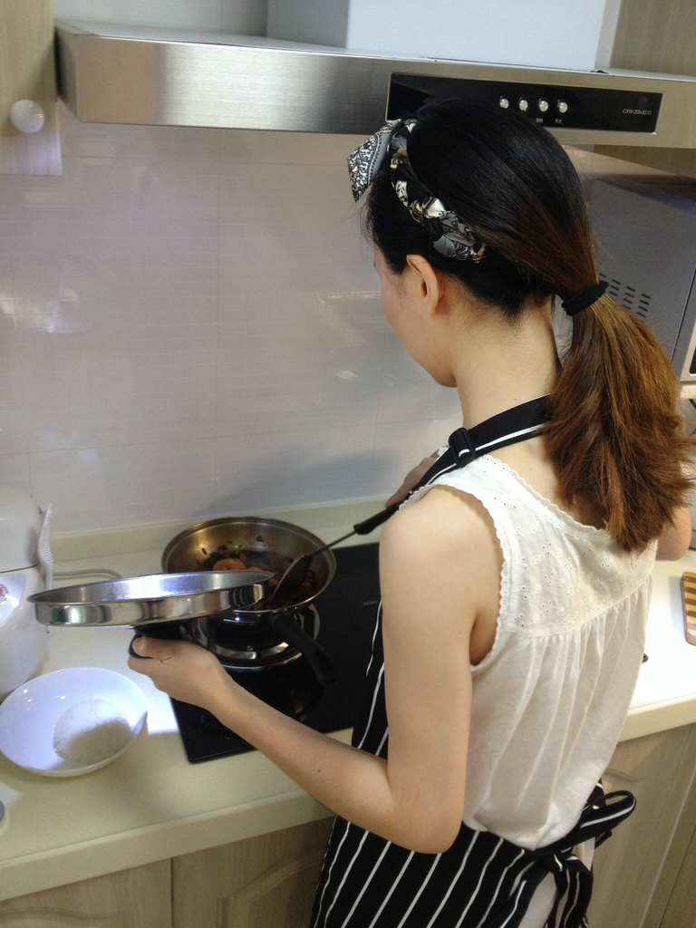 女生厨房做饭背影图片图片