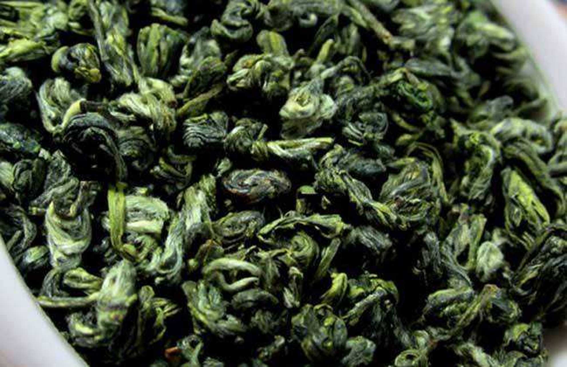 康熙皇帝南巡到太湖,当地官员采此茶献给康熙品尝,康熙帝觉得"吓杀人