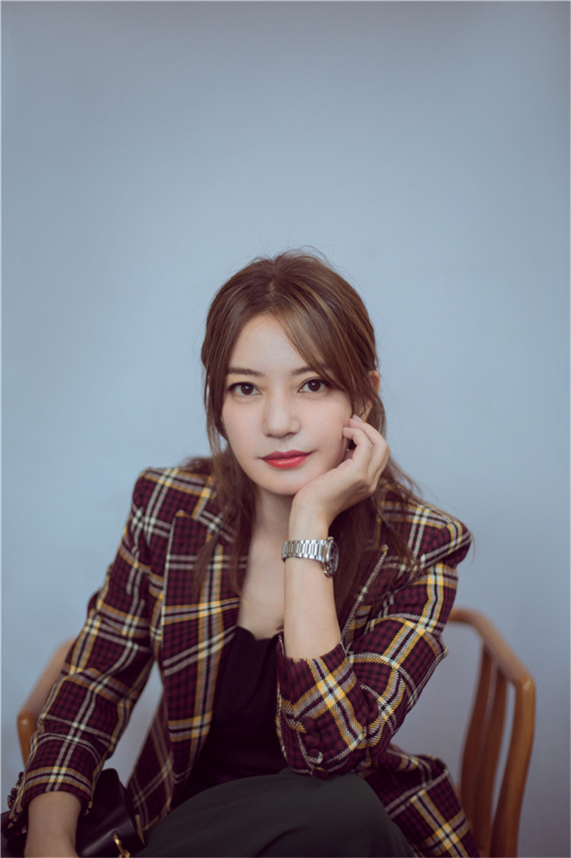 赵薇最新写真曝光 目光坚定笑容自信