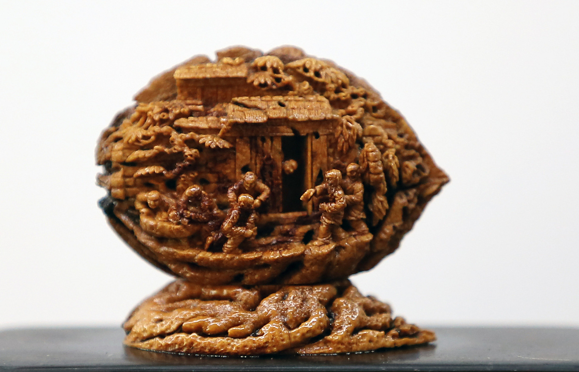 镂空核桃雕是一种民间传统透雕艺术,主要流行于天津市