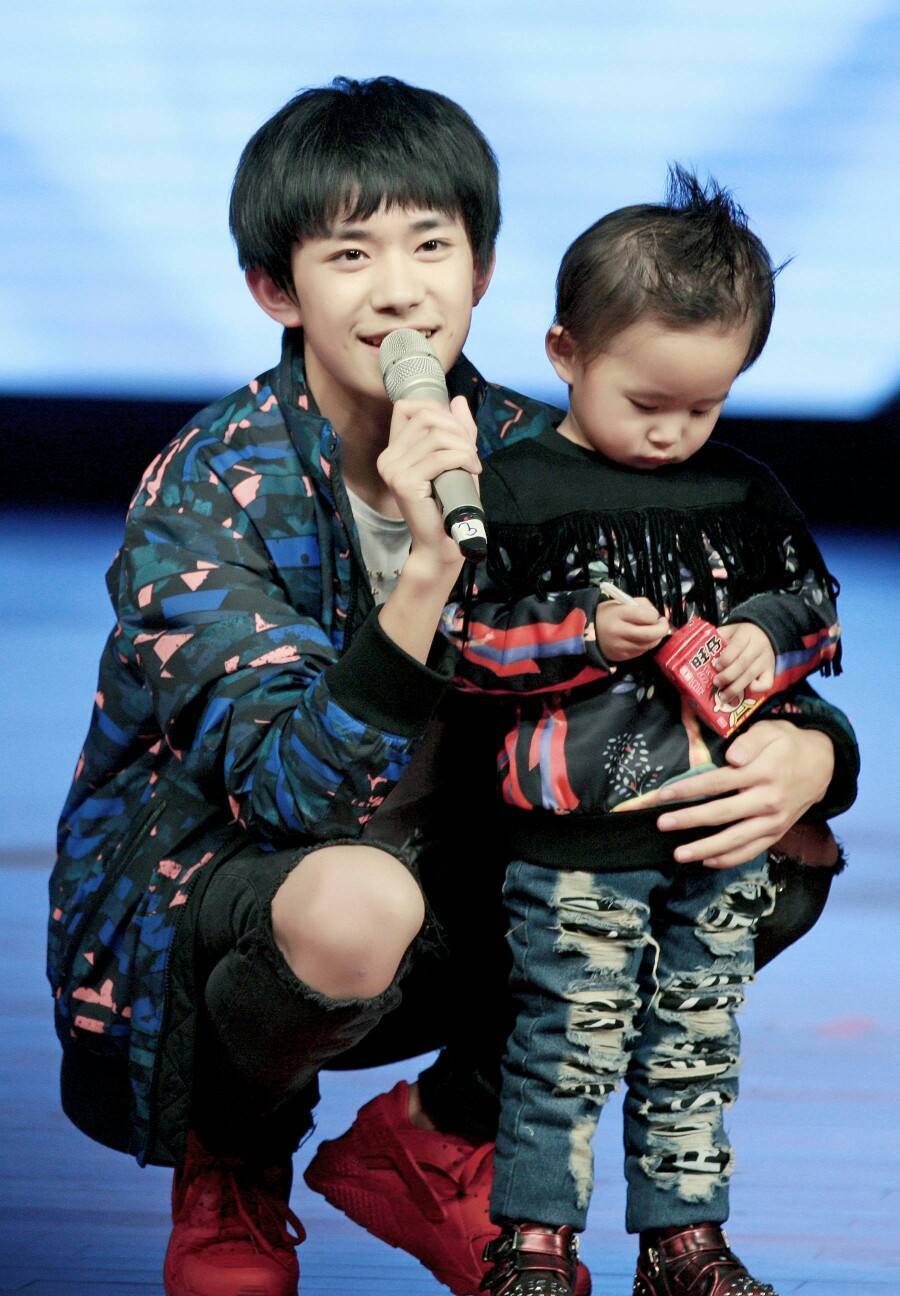 看了易烊千玺和楠楠,才知道有一种手足情叫"我火了你才出生"