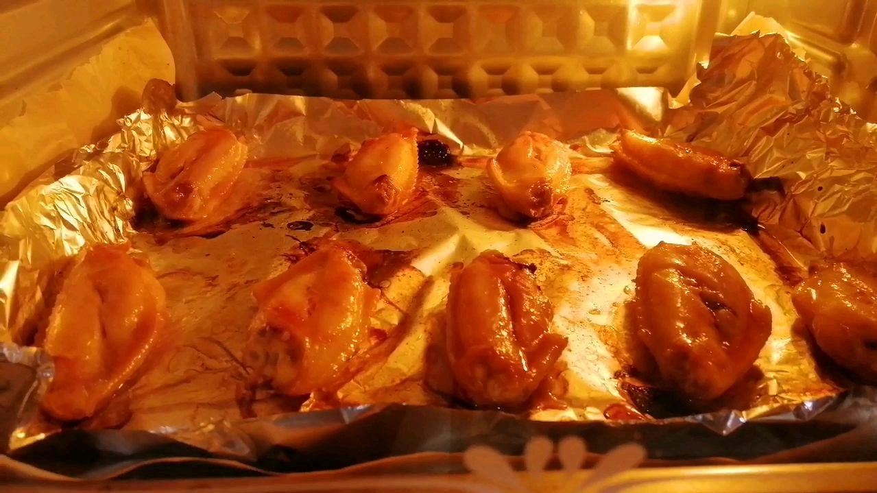 自制蜜汁烤鸡翅,不用奥尔良腌料,也能烤出更美味的,好吃到上瘾