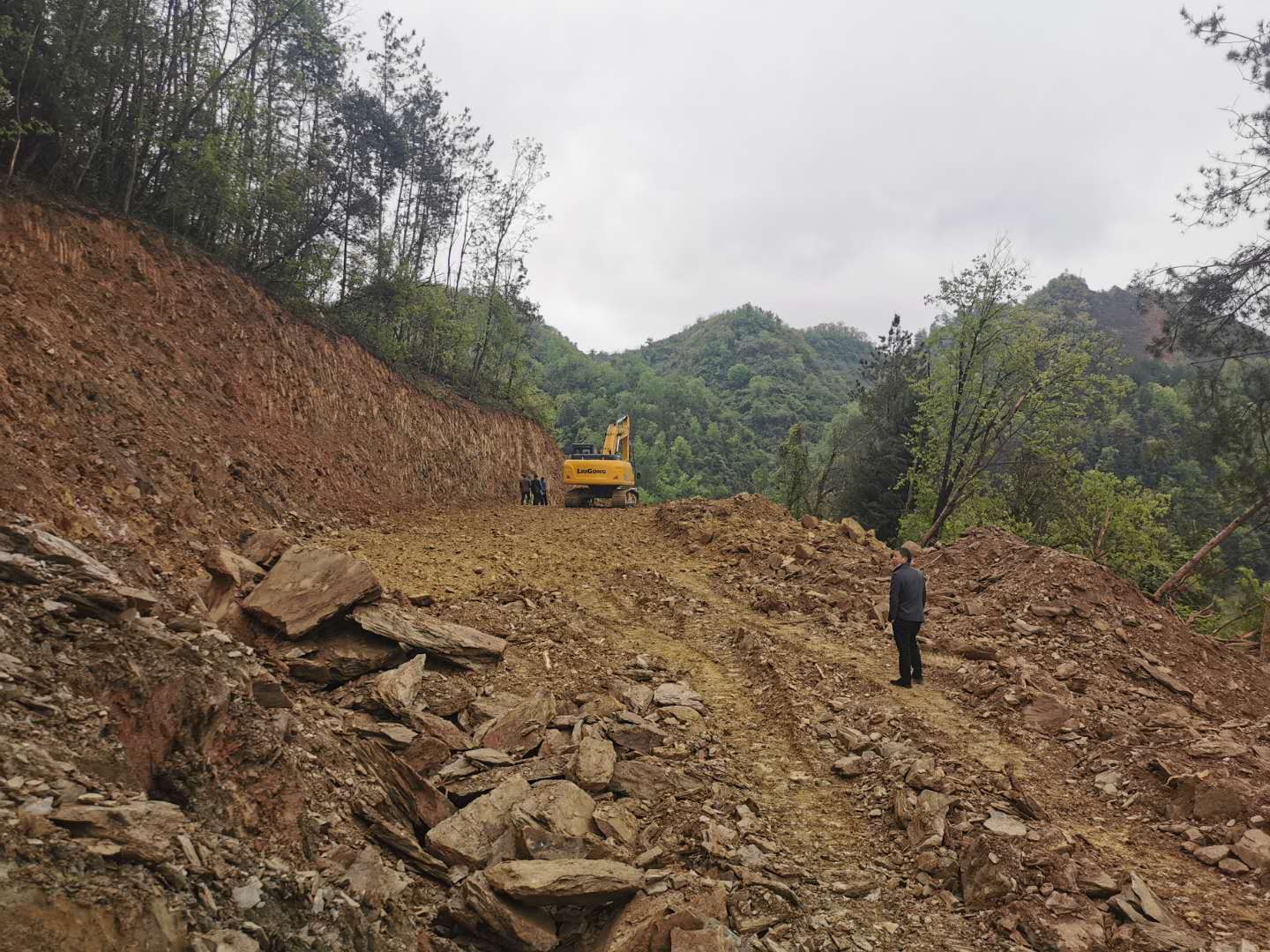 生态养殖基地施工现场,道路施工