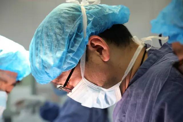 少年拒不手术,医生用一招搞定,最后还要打完这局再走