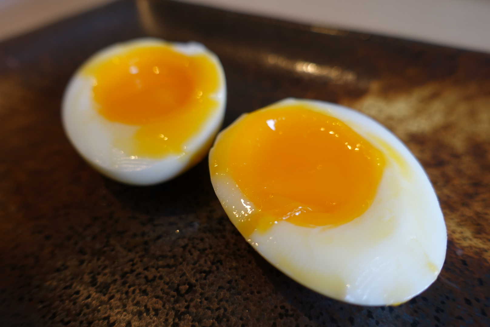 有人认为溏心鸡蛋营养价值高,其实这是很不科学的.