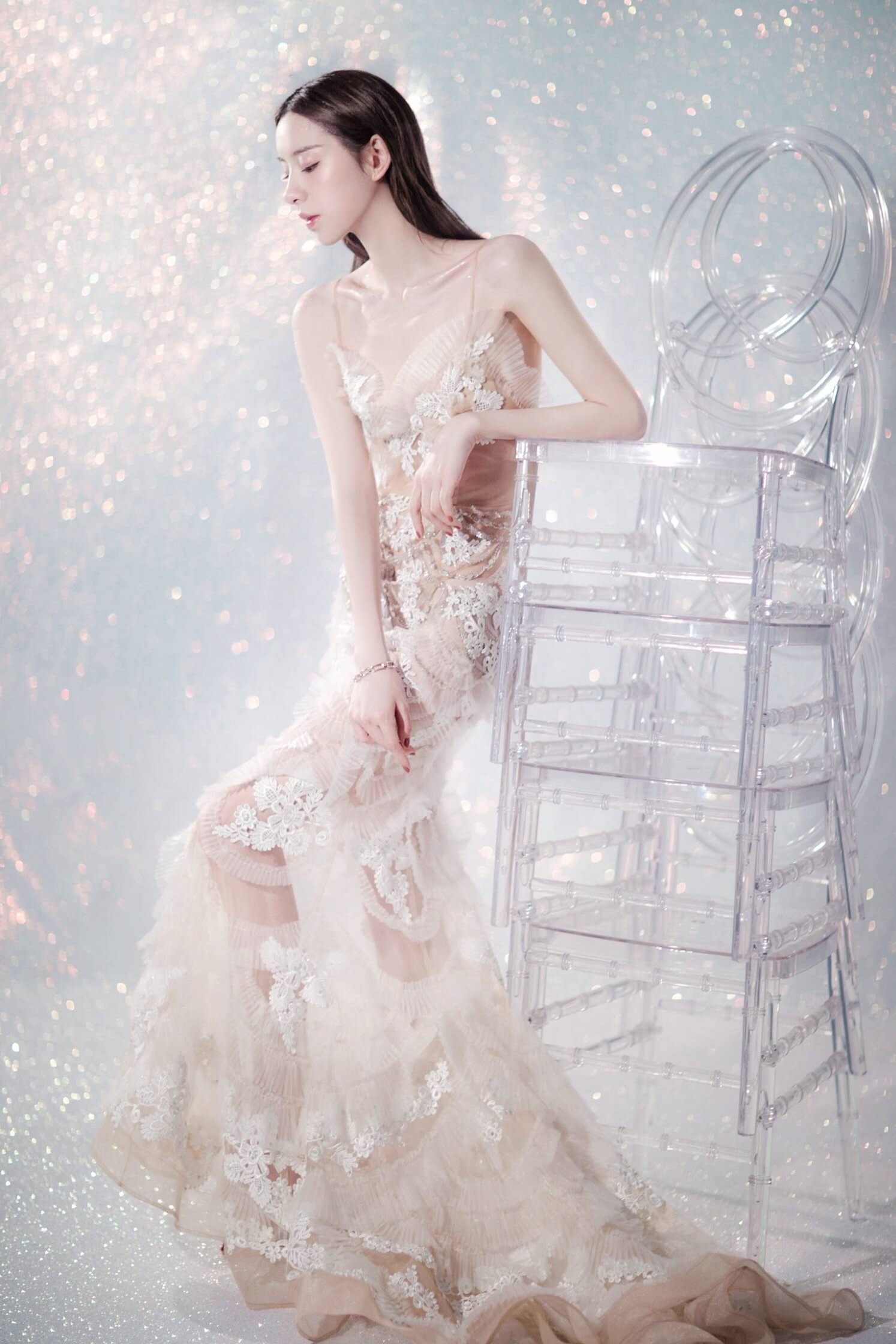 知名时尚达人陈子蜜性感纱裙写真大片,美若天仙女,肤白晶莹剔透