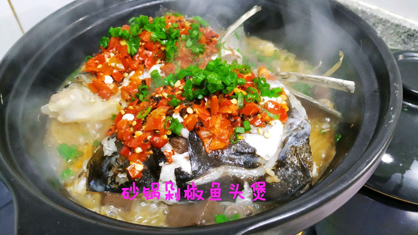 砂锅剁椒鱼头煲,利用砂锅煲的剁椒鱼头,配菜会把鱼汁吸个彻底