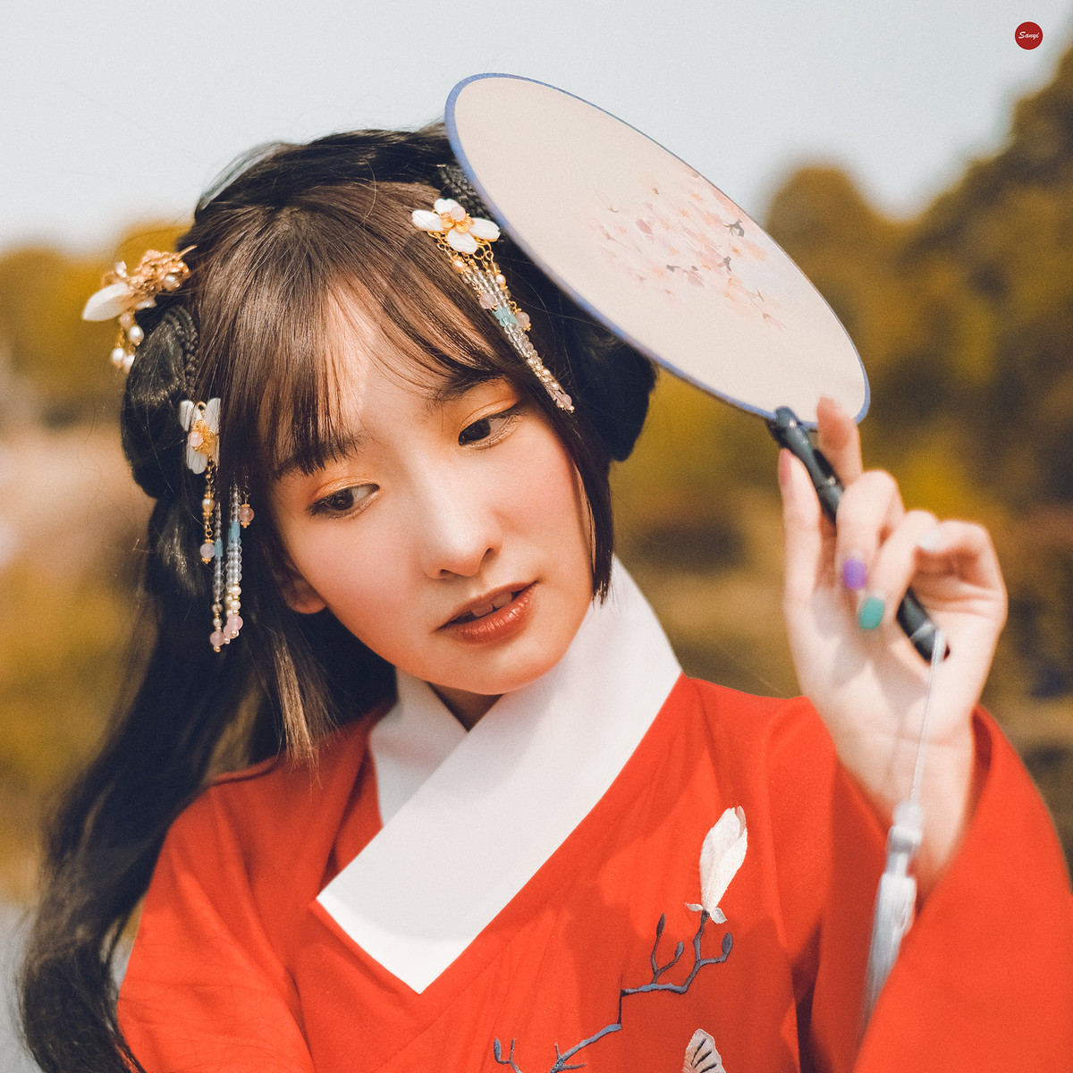 古风少女,轻抚圆扇