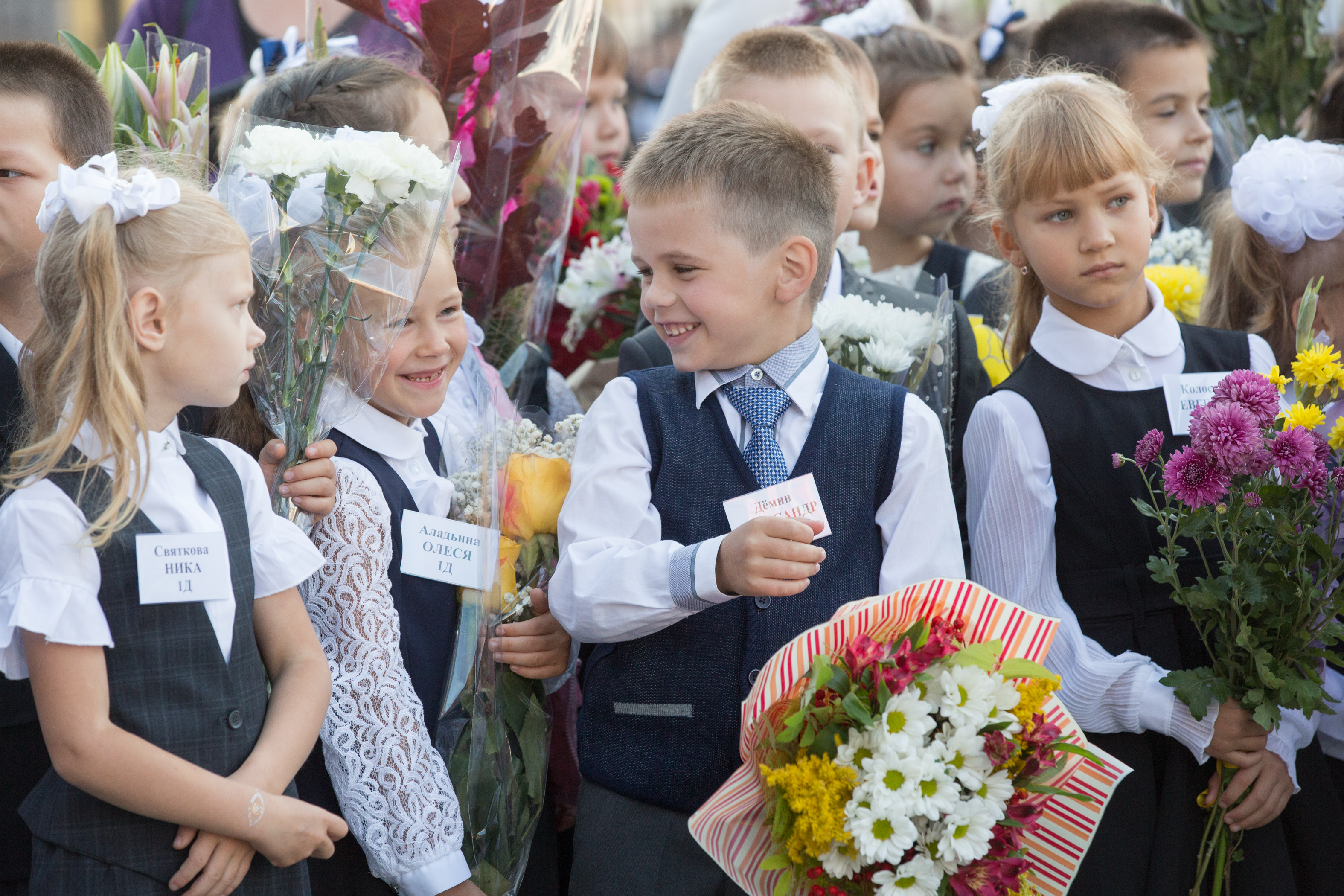 俄罗斯:一年级新生们的开学日