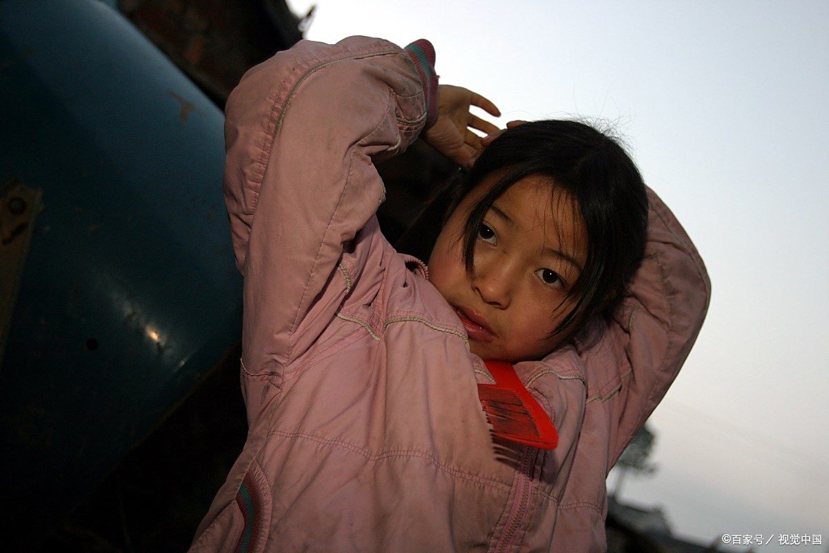 3岁女孩被拐,17年后已婚生下两娃,意外发现邻居竟是亲生父母