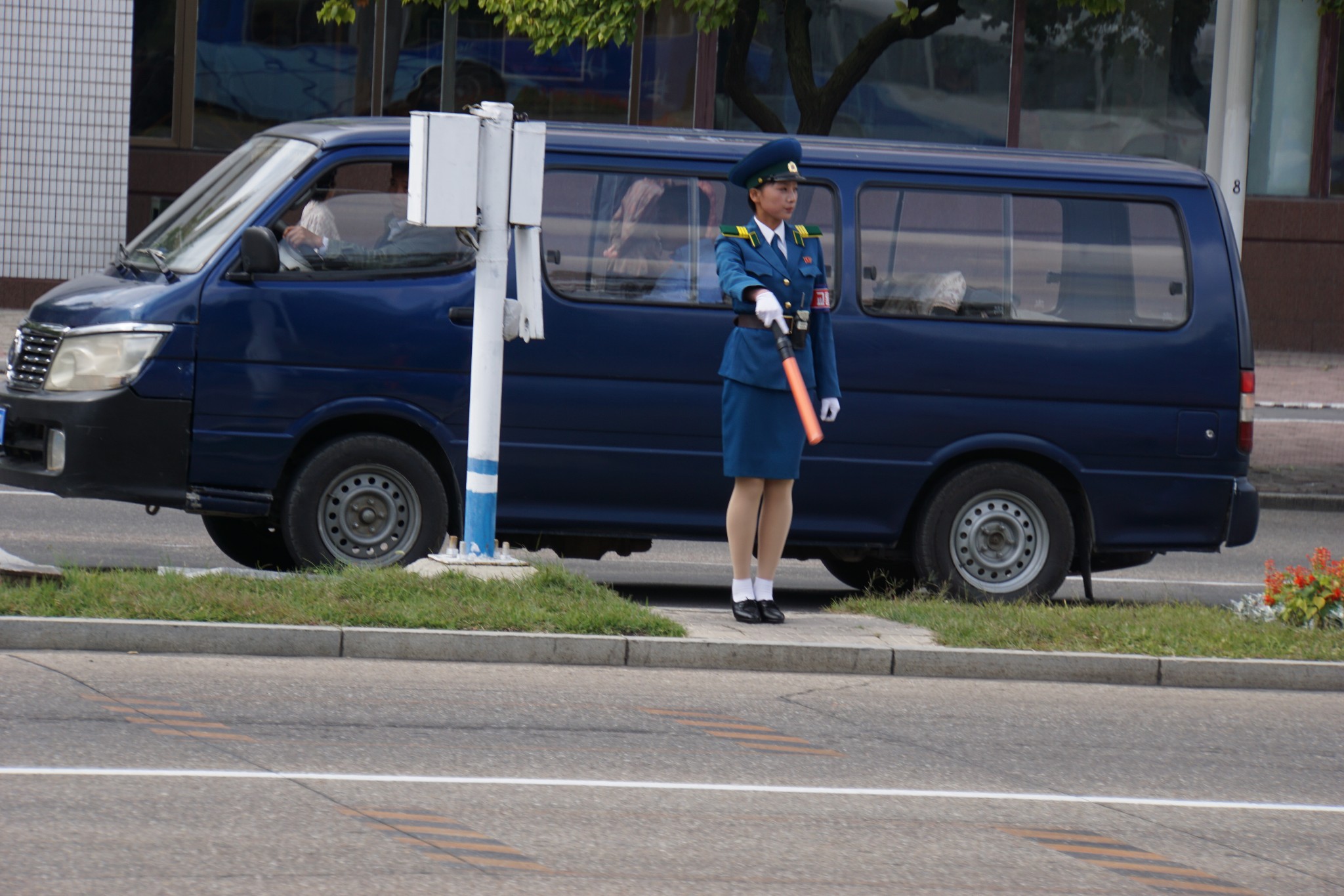 图为平壤马路上一名漂亮的朝鲜姑娘,她从事的职业是交警.