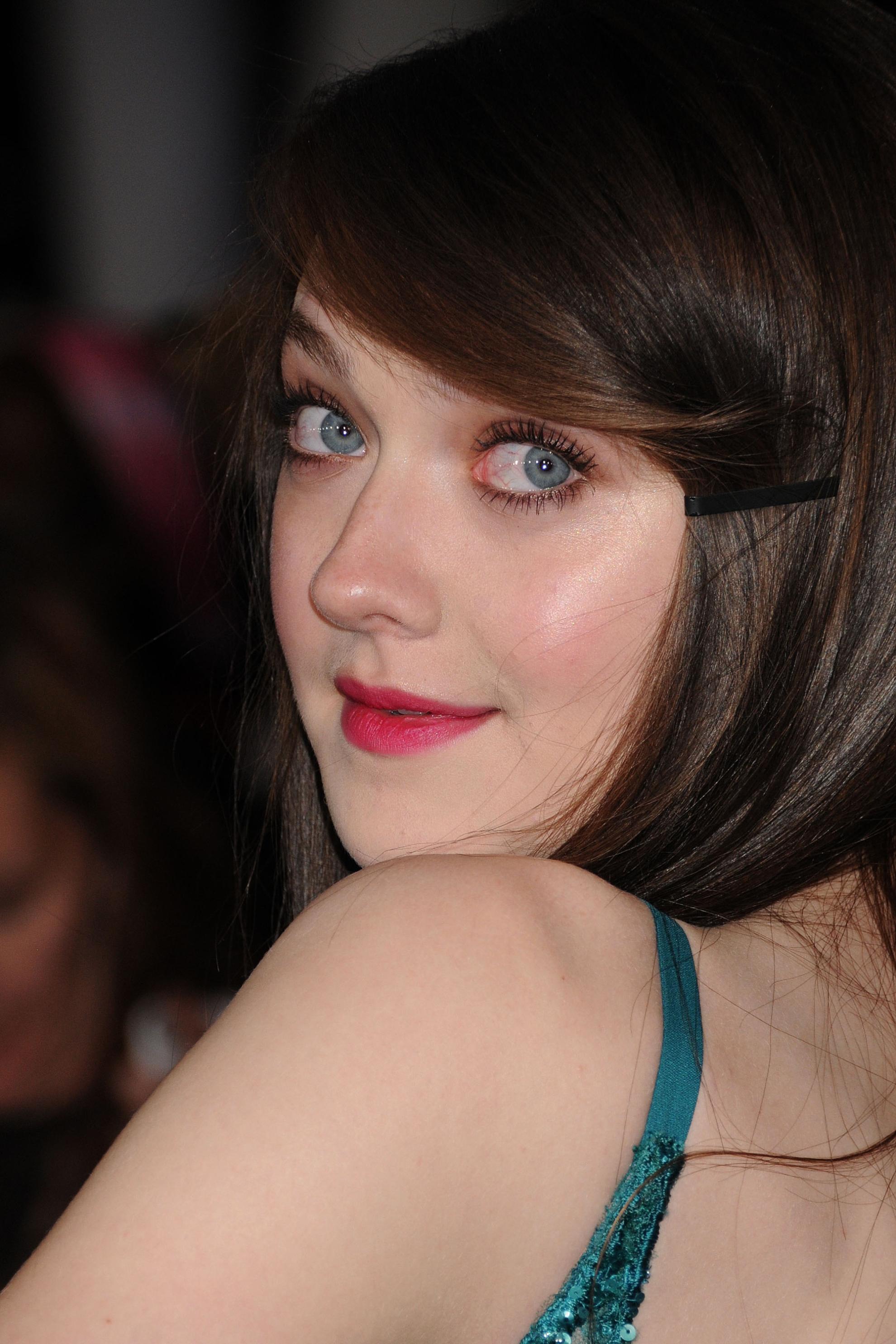 达科塔·范宁拥有脱俗的美丽外型,是一位让人着迷的女演员