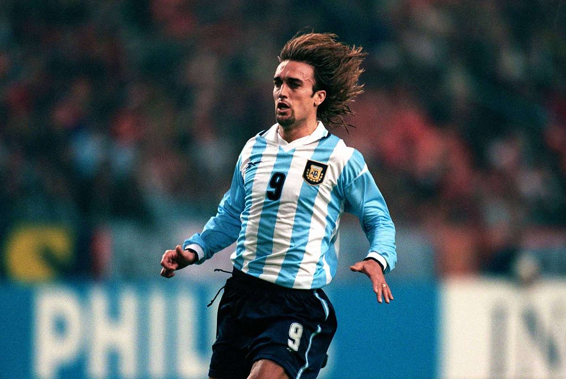 巴蒂身材高大,直接带球突进能力强,而且是那种正面突破对手的防守