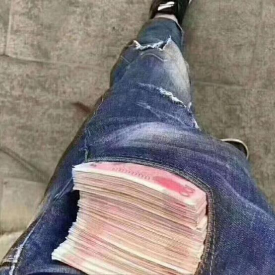 男人有钱别塞裤兜,掉档次,"剁手"也要买下图男包,拿着贼有面