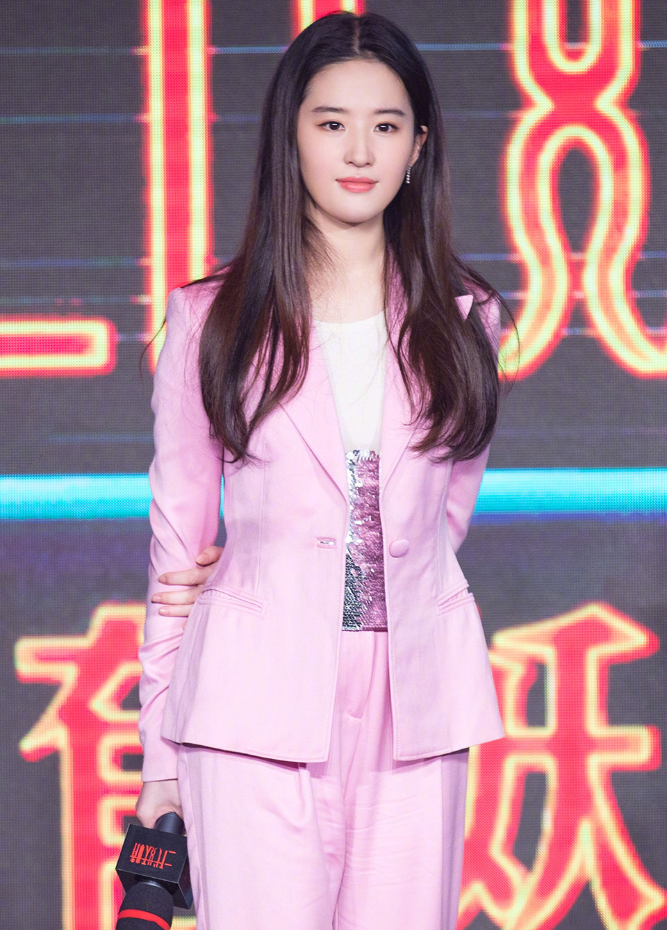 31岁刘亦菲空气刘海太罕见,穿纱裙秒瘦回神仙颜值,宛如18岁少女