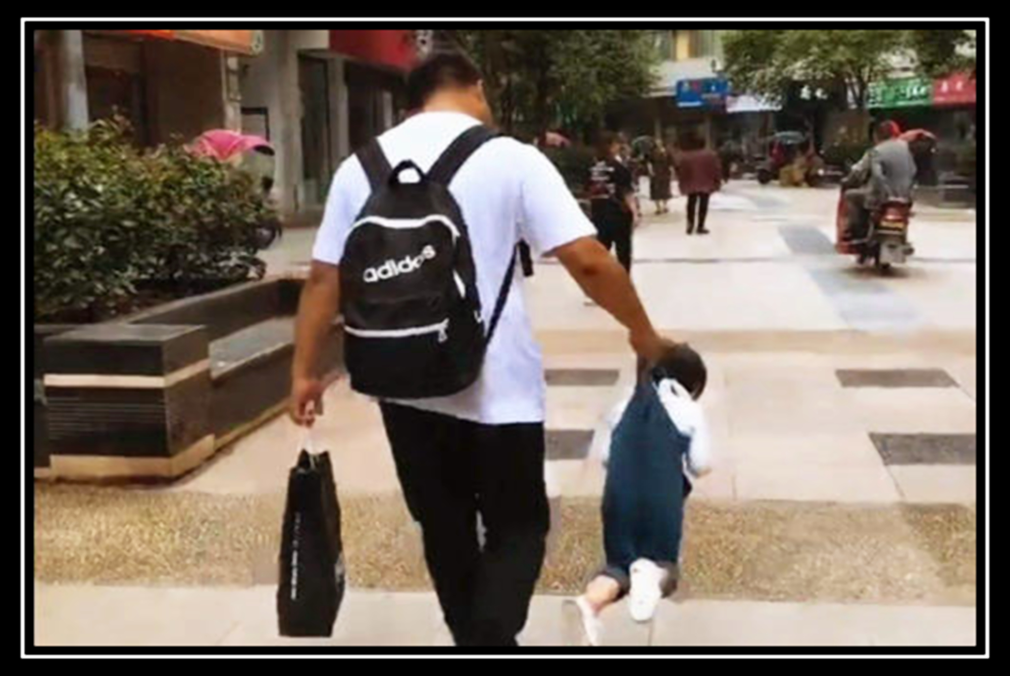 "没妈的孩子像根草",爸爸带娃是种什么体验?网友的讲述扎心了