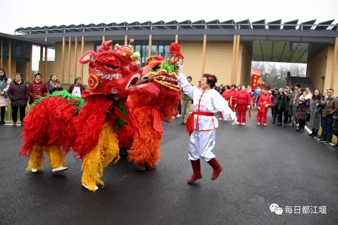 让我们一起来感受都江堰这一幕中国式家庭温情!