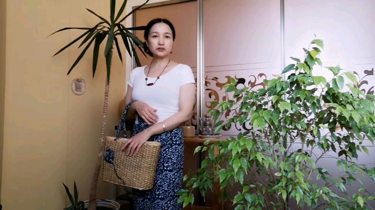 一款破旧的草编包,因这一点装饰,就让它有了一种民族风情