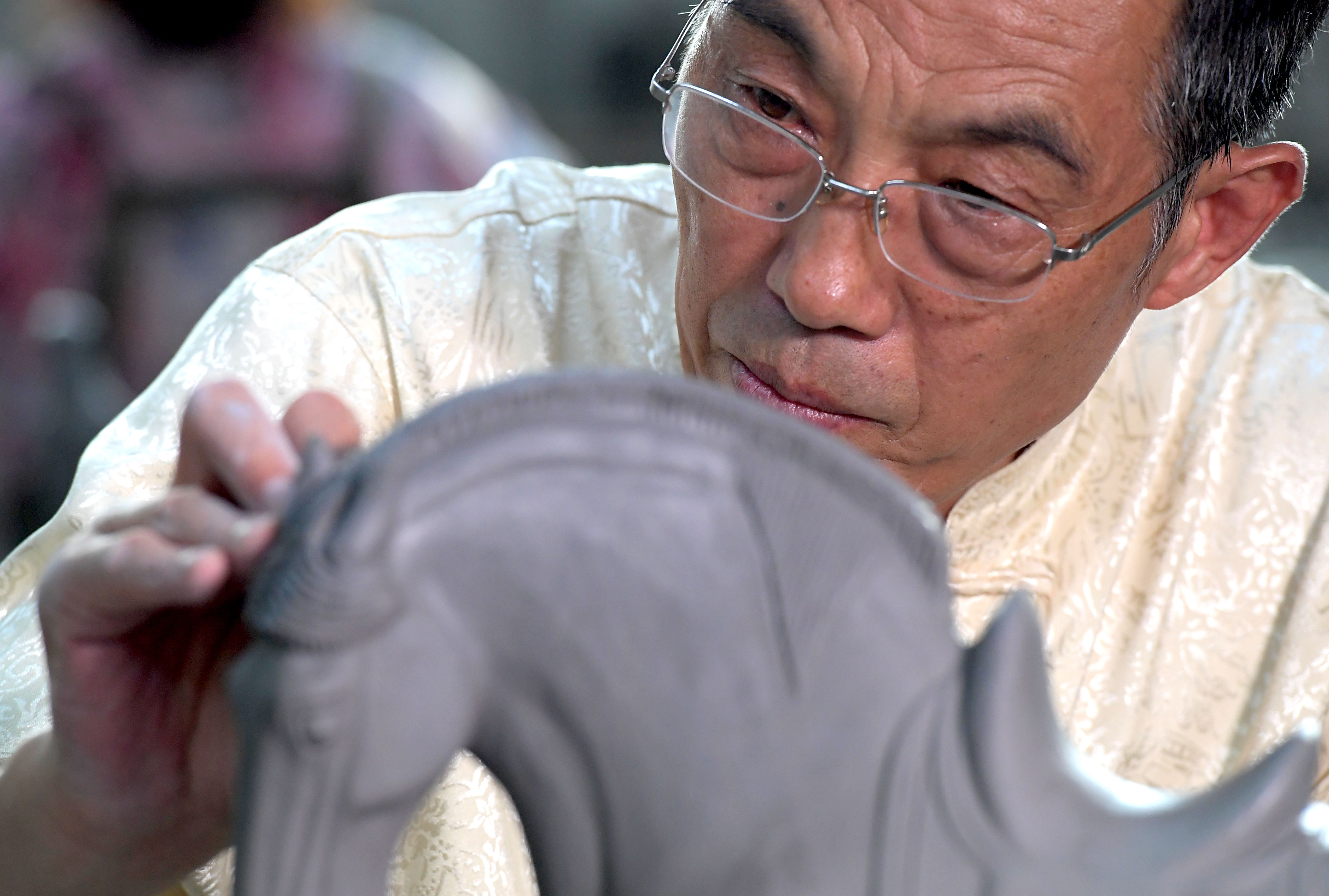 高水旺:巧手匠心"复活"唐三彩传统烧制技艺