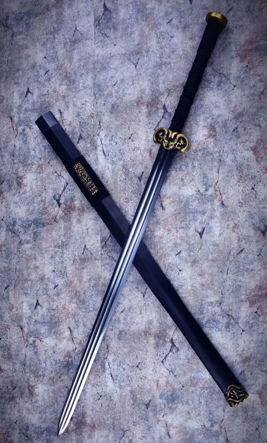 儡具剑,百炼花纹钢锻造八面剑身