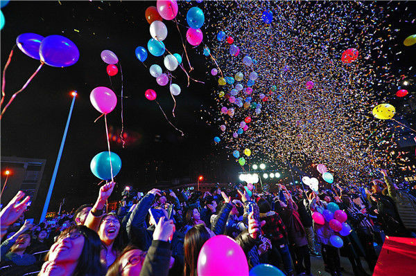 重庆市渝中解放碑步行街,10万人齐聚解放碑,欢欢喜喜度过2018跨年夜