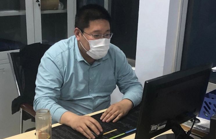 这名90后干部"三头六臂"