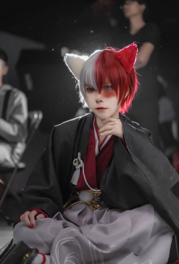 小姐姐cos轰焦冻,指甲油感觉太娘,看到耳朵后:还缺男友吗