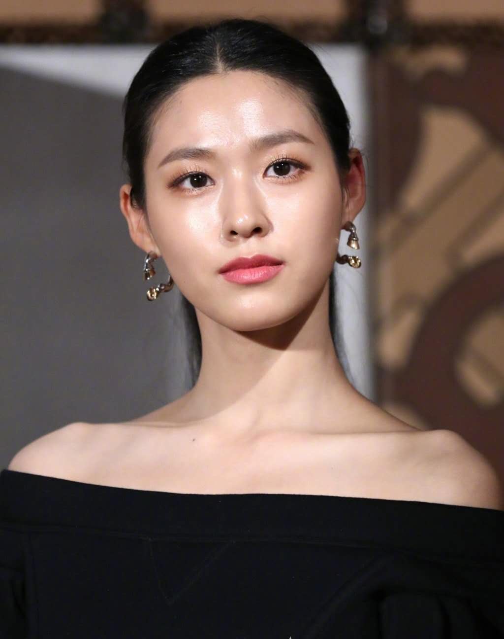 金雪炫蜜色皮肤又被嘲?一字肩上衣大秀锁骨,魔鬼身材太惹眼