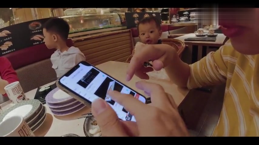 小伙发现附近有5折寿司店,带上全家来占便宜,半价真的不要太爽