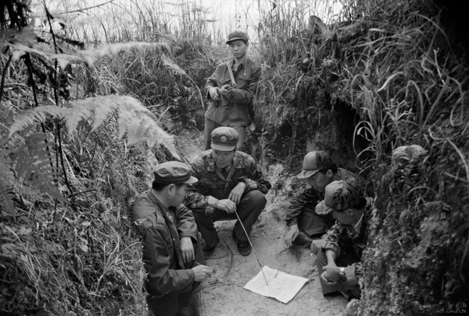 实拍老山战斗中的解放军侦察兵:图5俘虏了两名越军,图9死里逃生