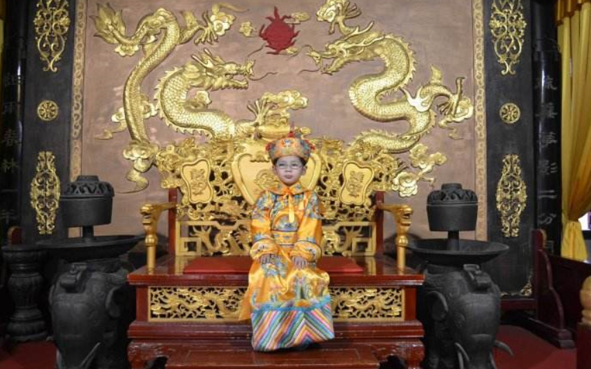 盘点历史上六个继位时最小的皇帝,其中有一个还在襁褓就不幸夭折