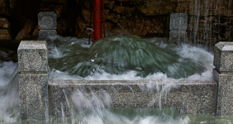 这是位于济南长清区双泉镇满井峪村的满井泉今天开泉的样子.