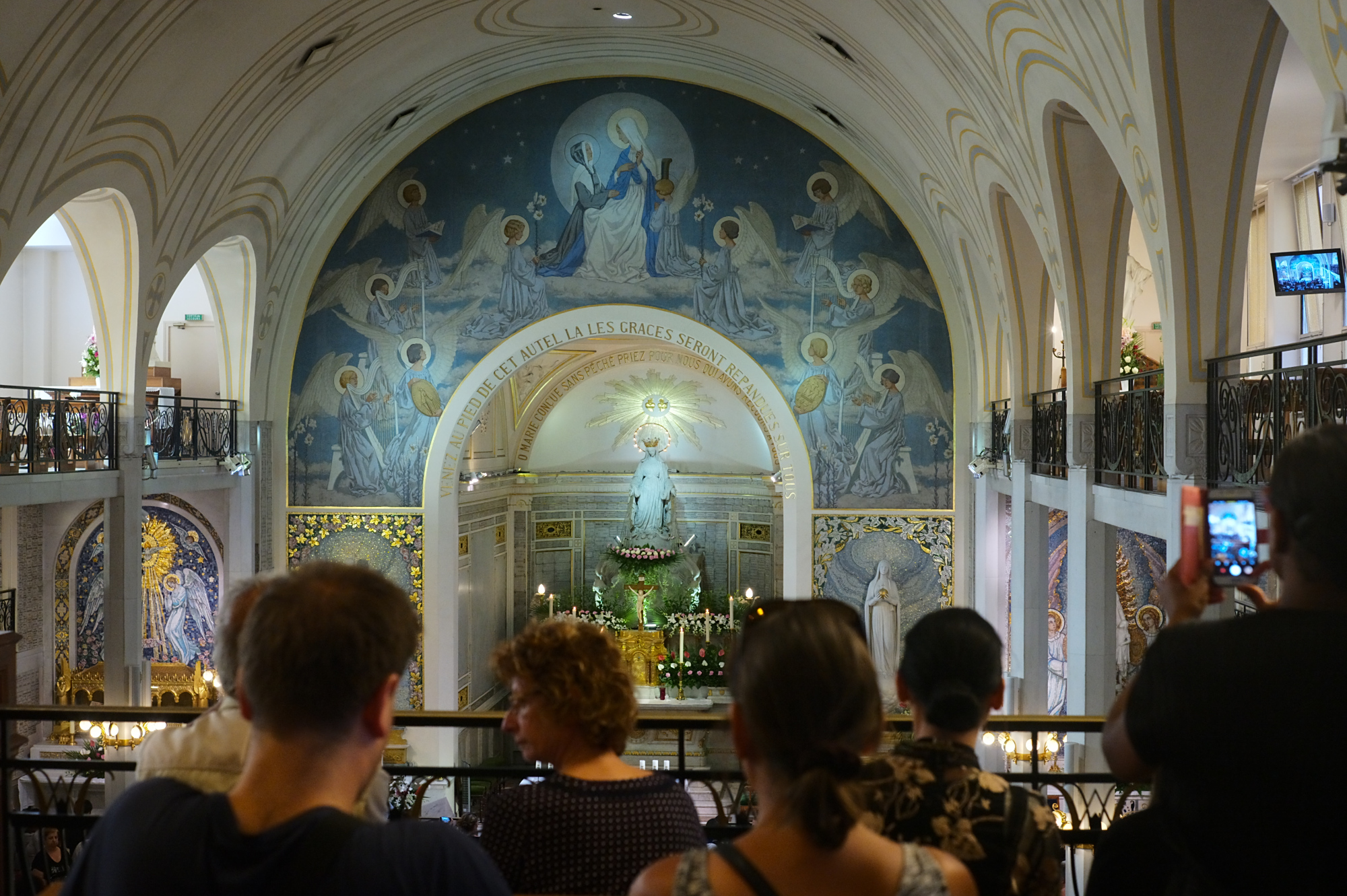 8月15日圣母升天日,法国人喜欢搭桥度假