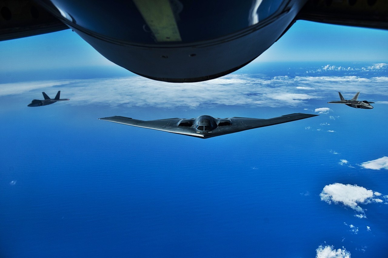 高清美军b-2隐身轰炸机空中加油照