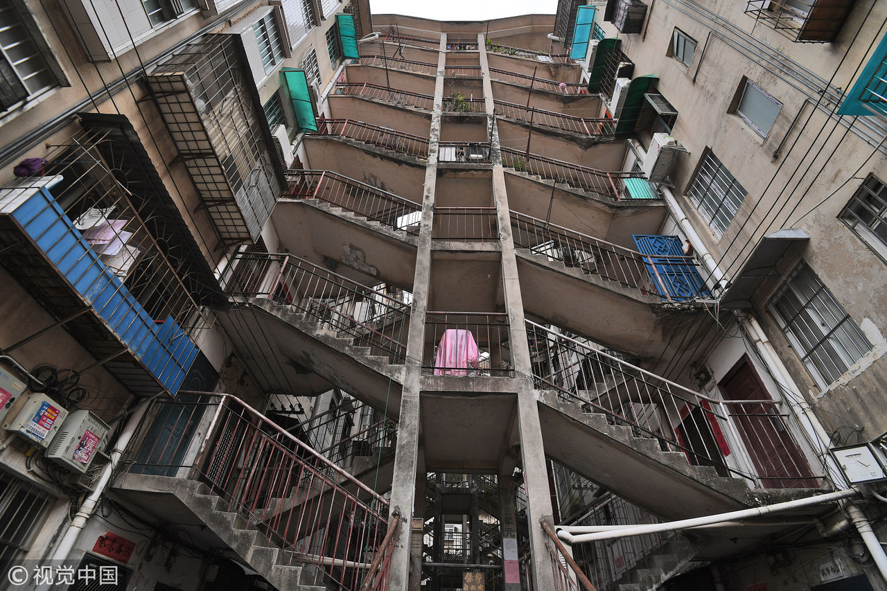 南宁现奇葩鸳鸯楼建筑 共用一个楼梯通行