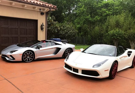 炫酷!塔克晒照展示豪华跑车