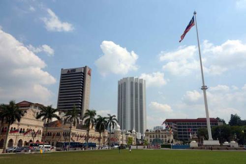 广场位于马来西亚首都吉隆坡,该广场从1961年开始建设,到1976年建设