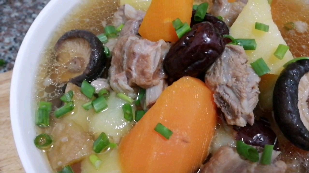 今天用排骨土豆红萝卜煲汤,味道太鲜美,颜值太高了