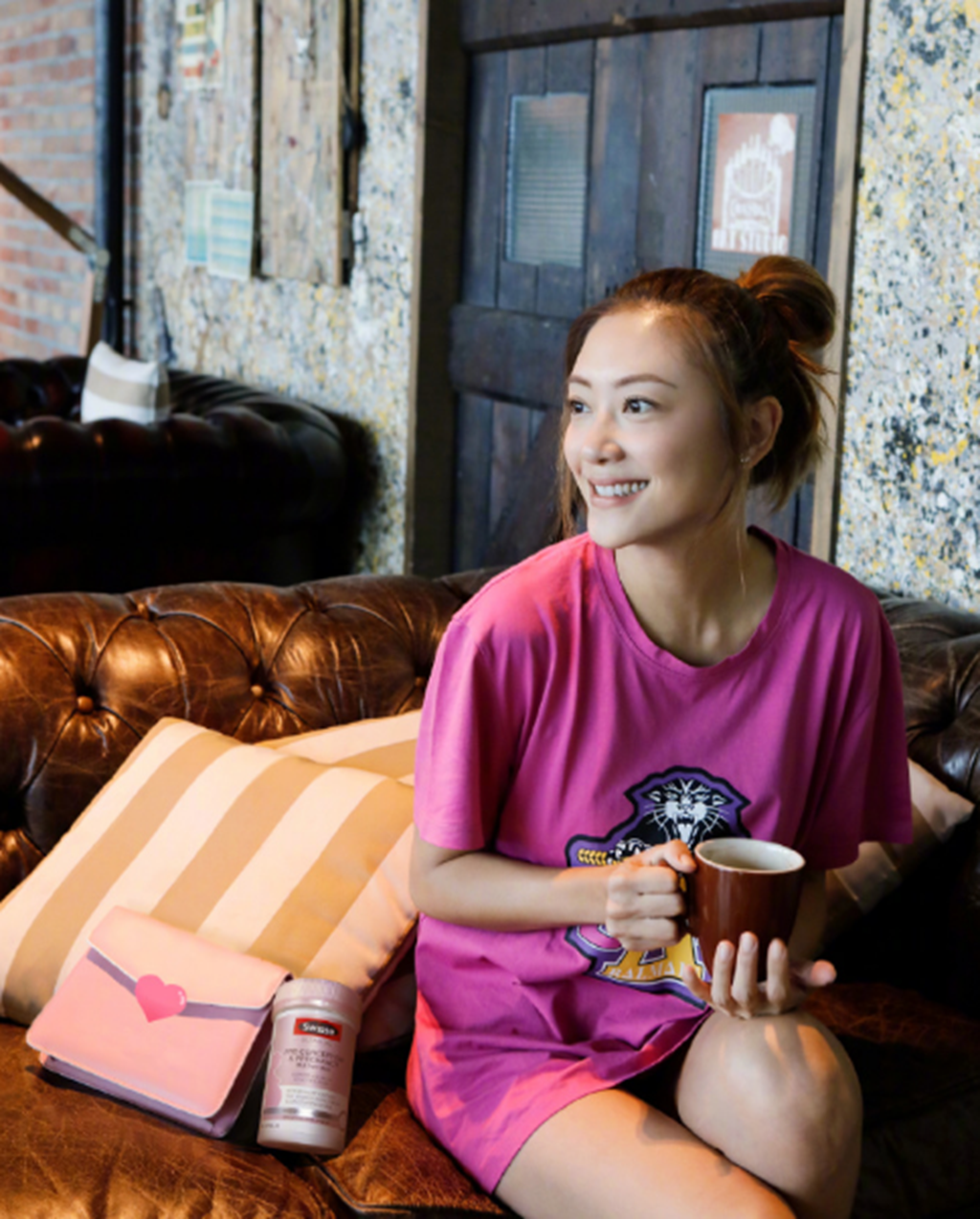 应采儿微博晒美照,有谁注意到沙发上的药?网友:要生女儿了?