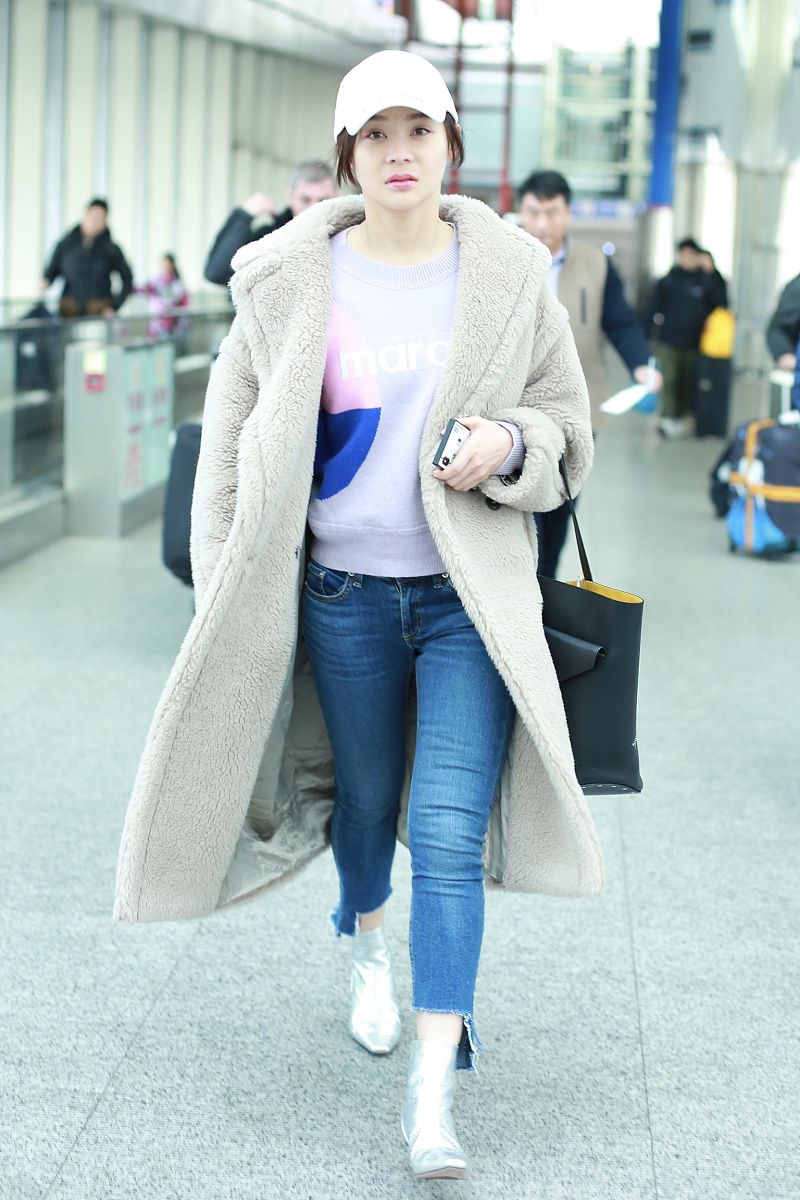 袁姗姗休闲大方穿搭现身机场,白色棒球帽凸显白皙肤色