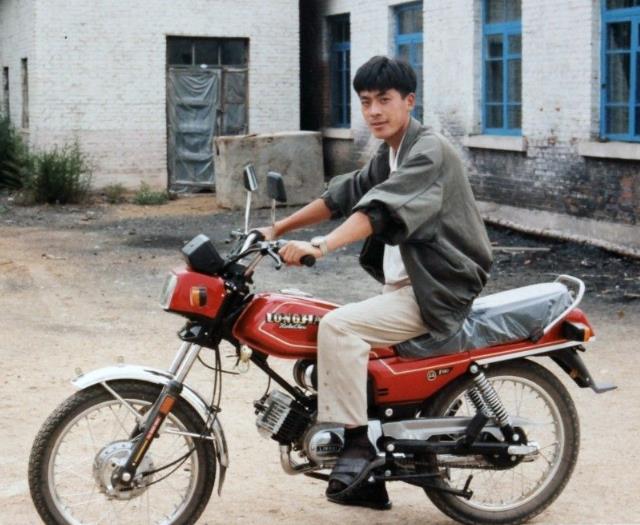 90年代的中国场景:孩子庆祝六一真热闹,年轻男子骑摩托车很帅气