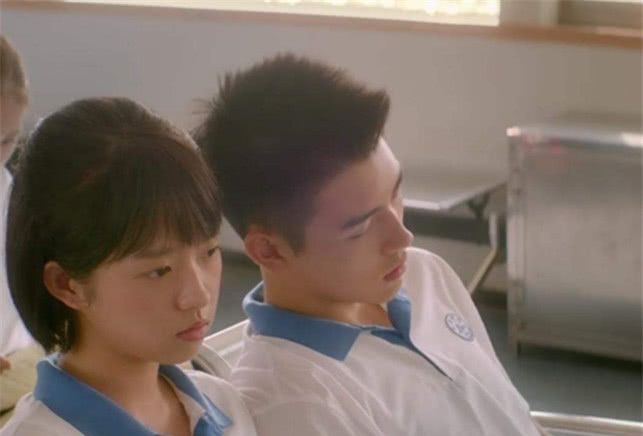 同桌"暗恋"你,才会不经意有这3个"表现",说中了可别偷笑!