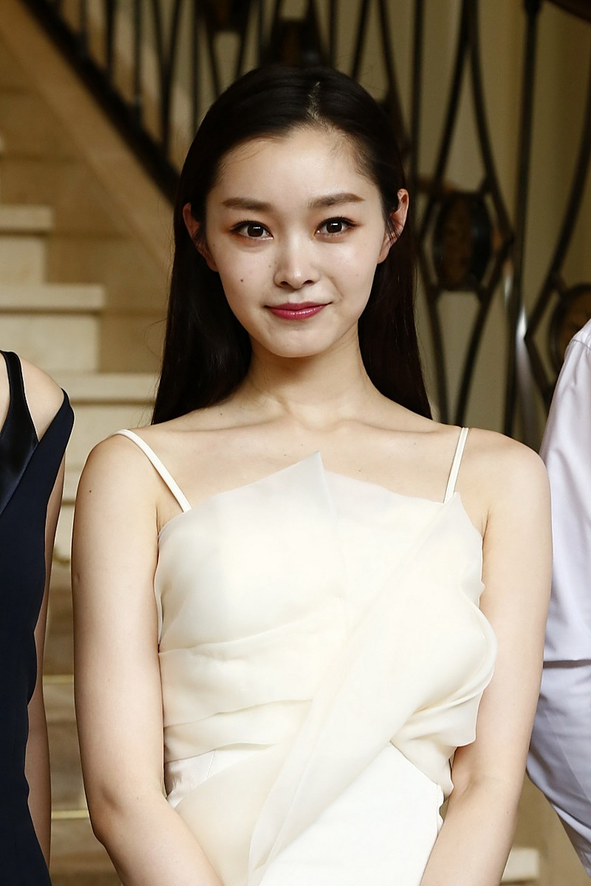 宋轶的五官,单看都不是很精致,但是组合在一起,却挺好看的[嘻嘻]!